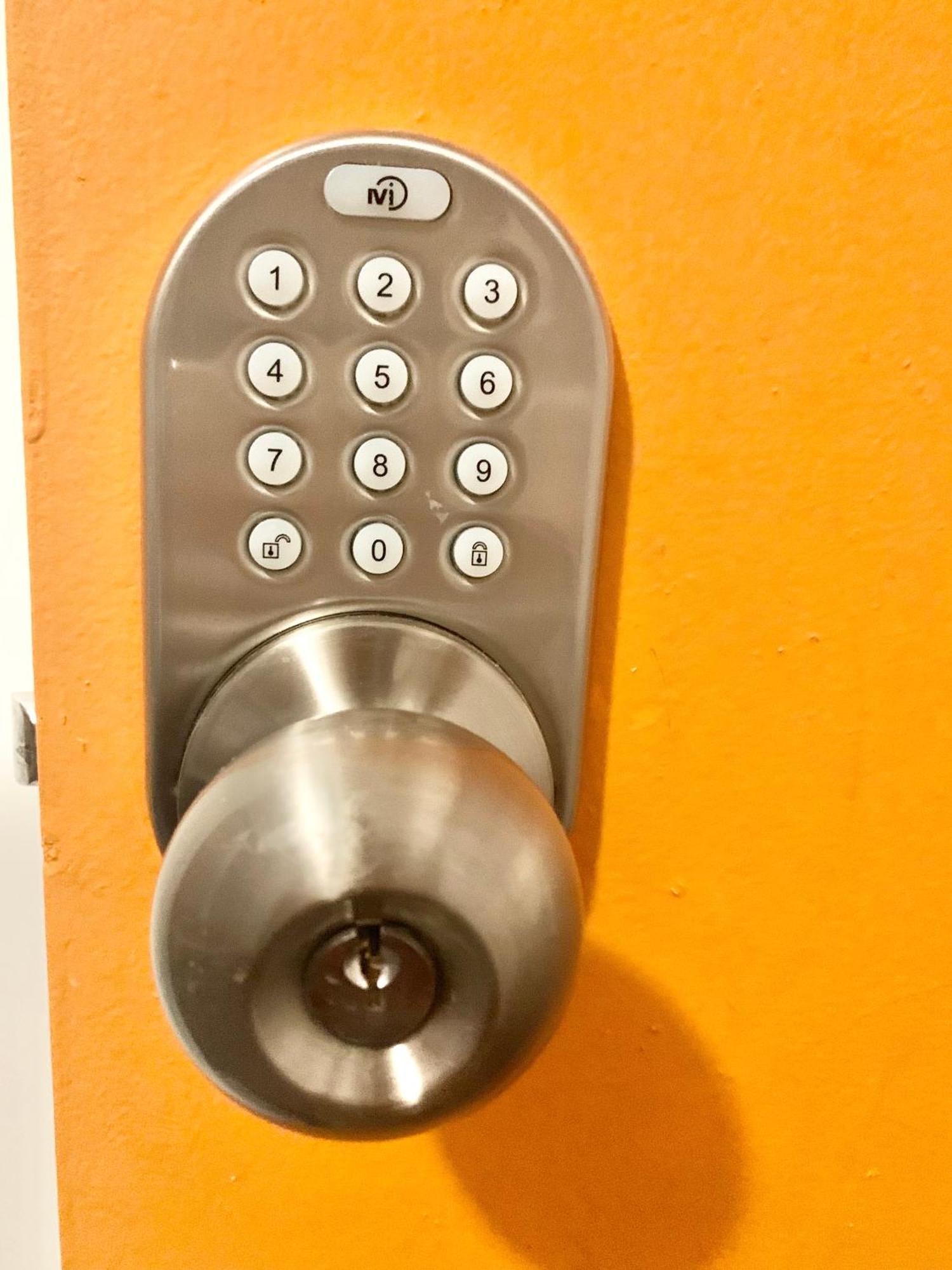 Women Only Rooms - Men Only Rooms - Free Wifi - Coffee Parking - Lockers ميامي المظهر الخارجي الصورة